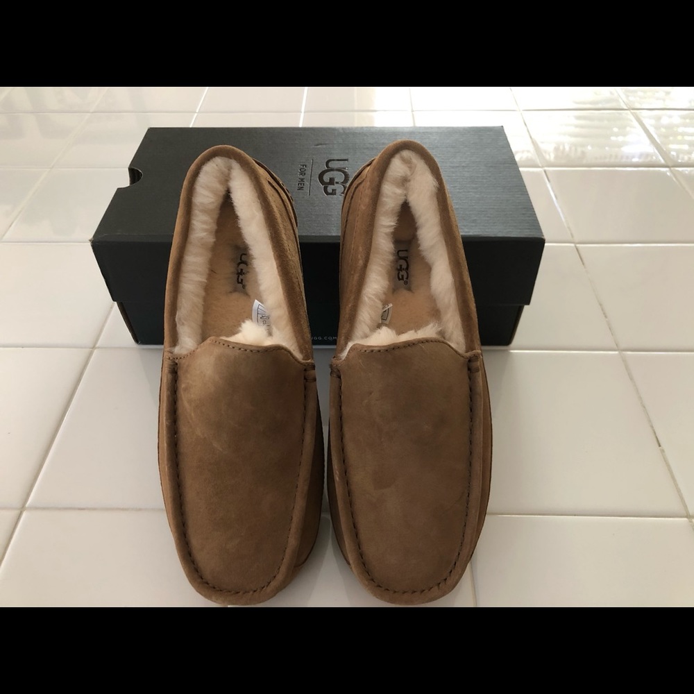 Men’s moccasin style slippers size 8
